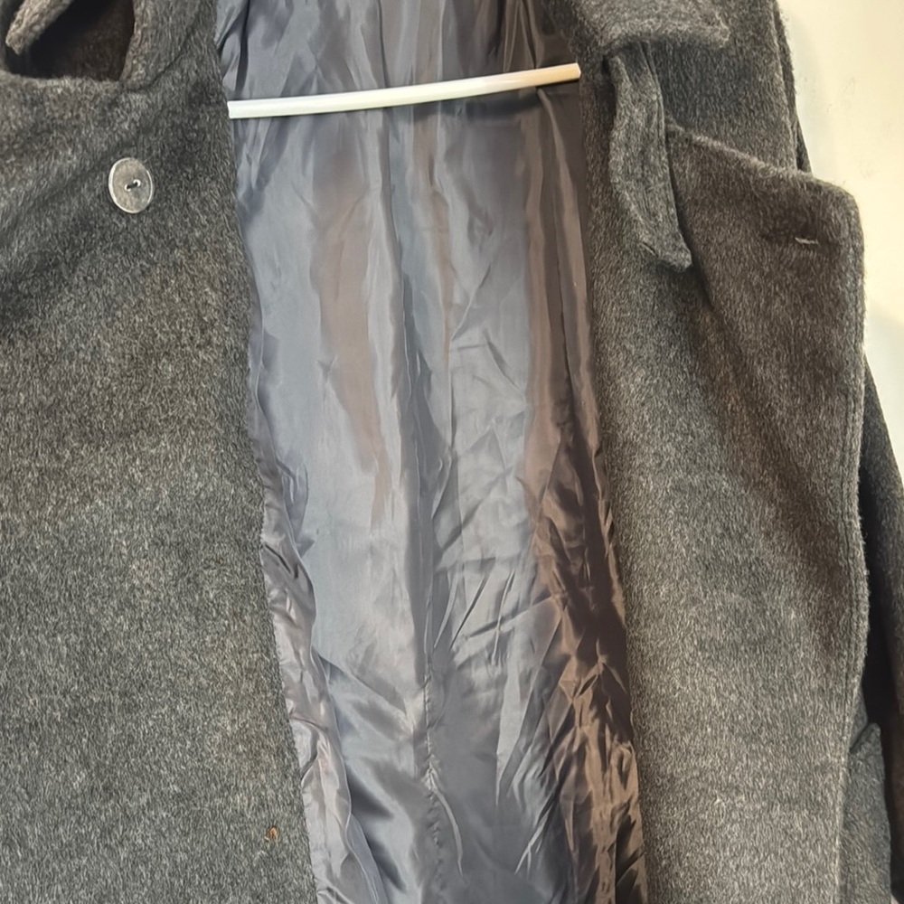 Elegant Black Pea Coat with Classic Collar and Tailored Fit - Picture 7 of 9
